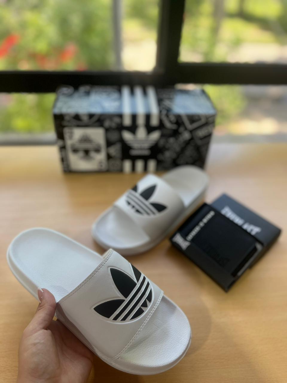 Imagen de WhatsApp 2025-11-26 a las 15.51.42_64e3dd01 Adidas Adilette Lite G5 - Image 1